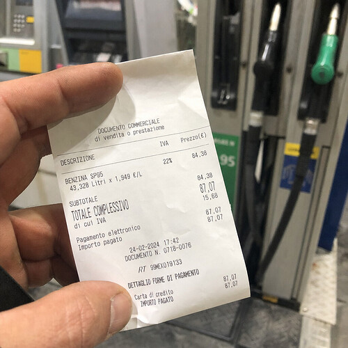 Benzina: quanto spendiamo davvero per l'auto ogni mese (e cosa possiamo fare)